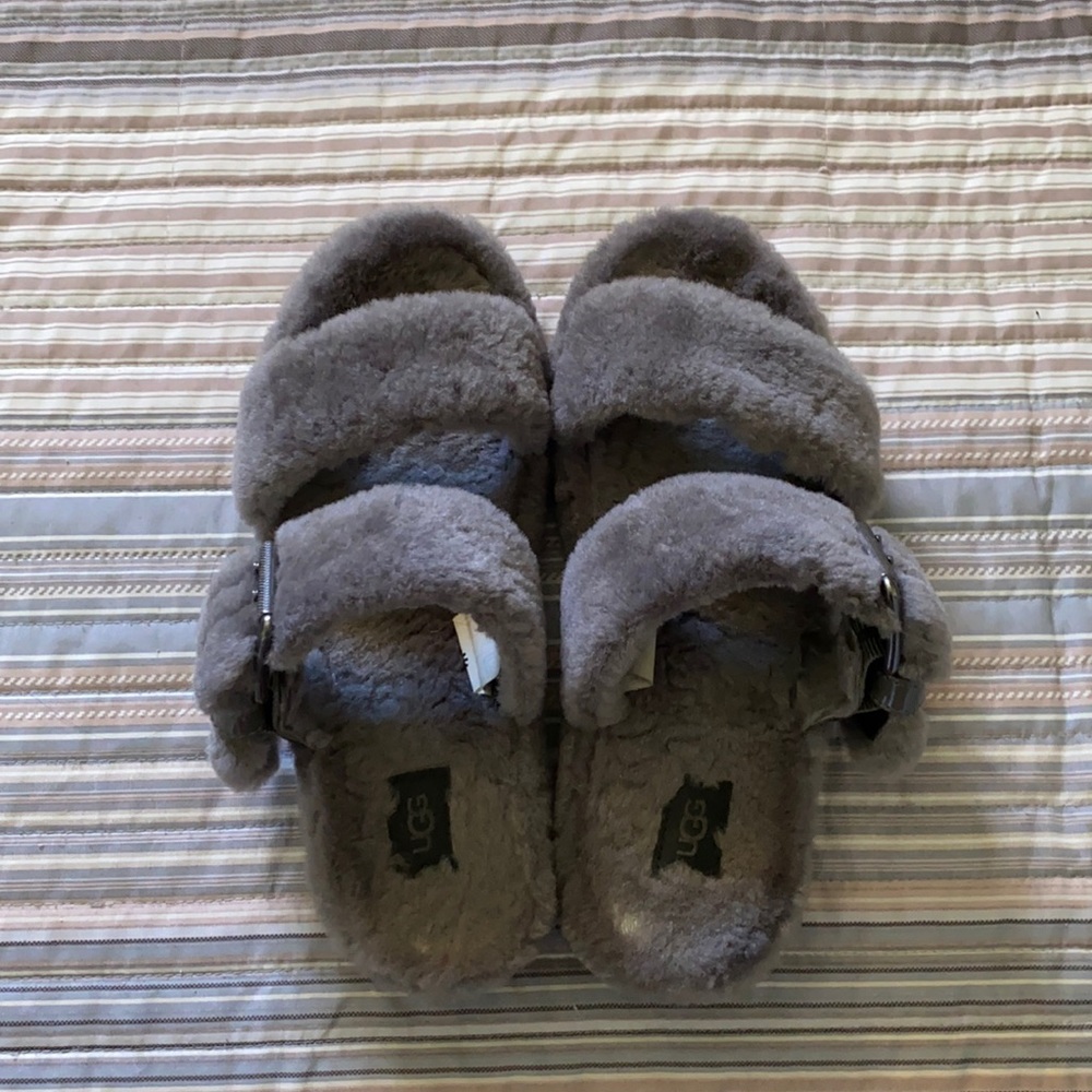 UGG SLIPPERS